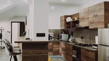 Kjøleskap, mikrobølgeovn, ovn og kokeplater