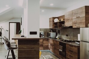 冷蔵庫、電子レンジ、オーブン、コンロ