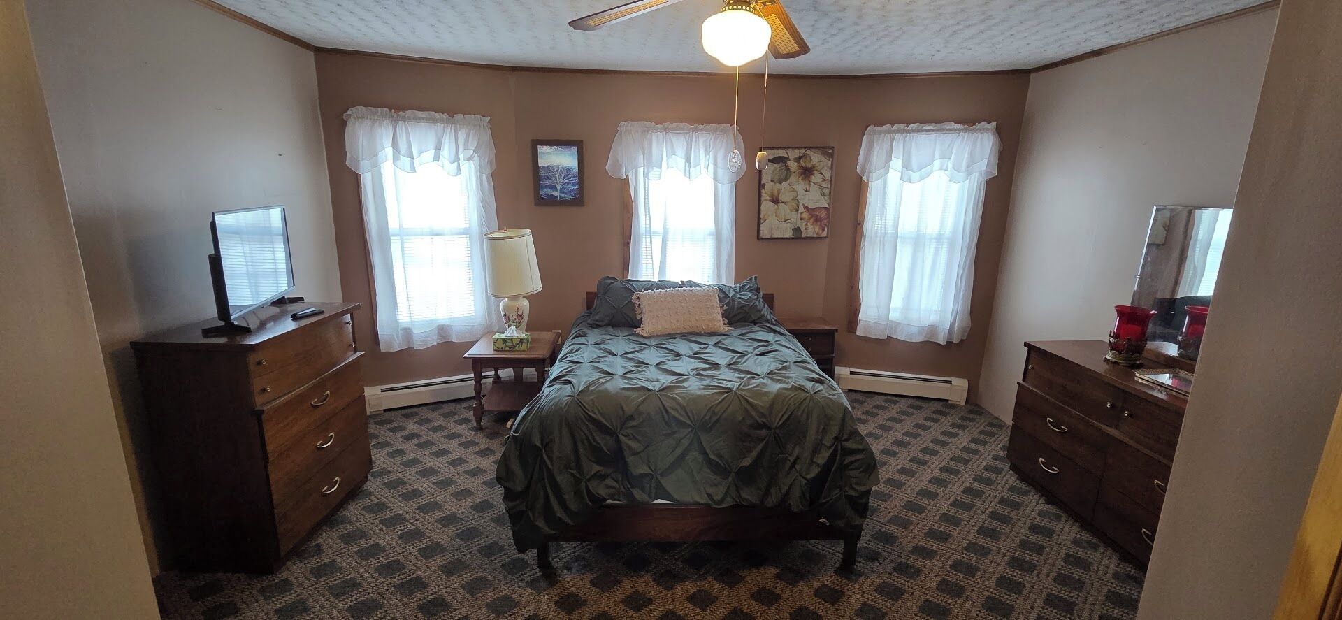 3 quartos, escrivaninha, Wi-Fi de cortesia, roupa de cama