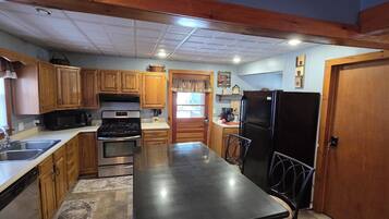 Een koelkast, een magnetron, een oven, een kookplaat