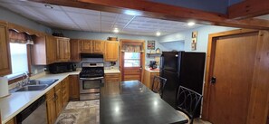 Een koelkast, een magnetron, een oven, een kookplaat