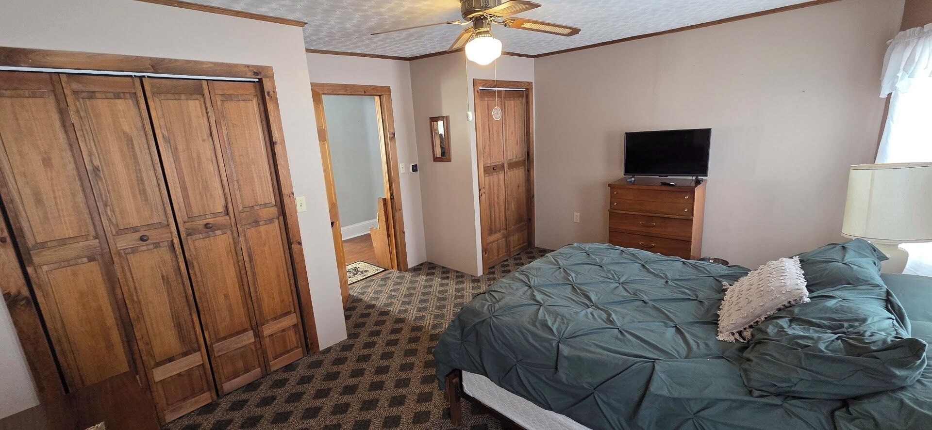 3 室のベッドルーム、デスク、WiFi (無料)、ベッドシーツ