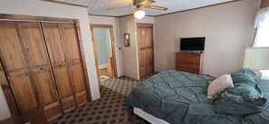 3 makuuhuonetta, työpöytä, ilmainen Wi-Fi, vuodevaatteet