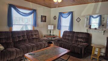 Een smart-tv, een dvd-speler en boeken