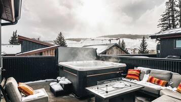 Tina de hidromasaje al aire libre