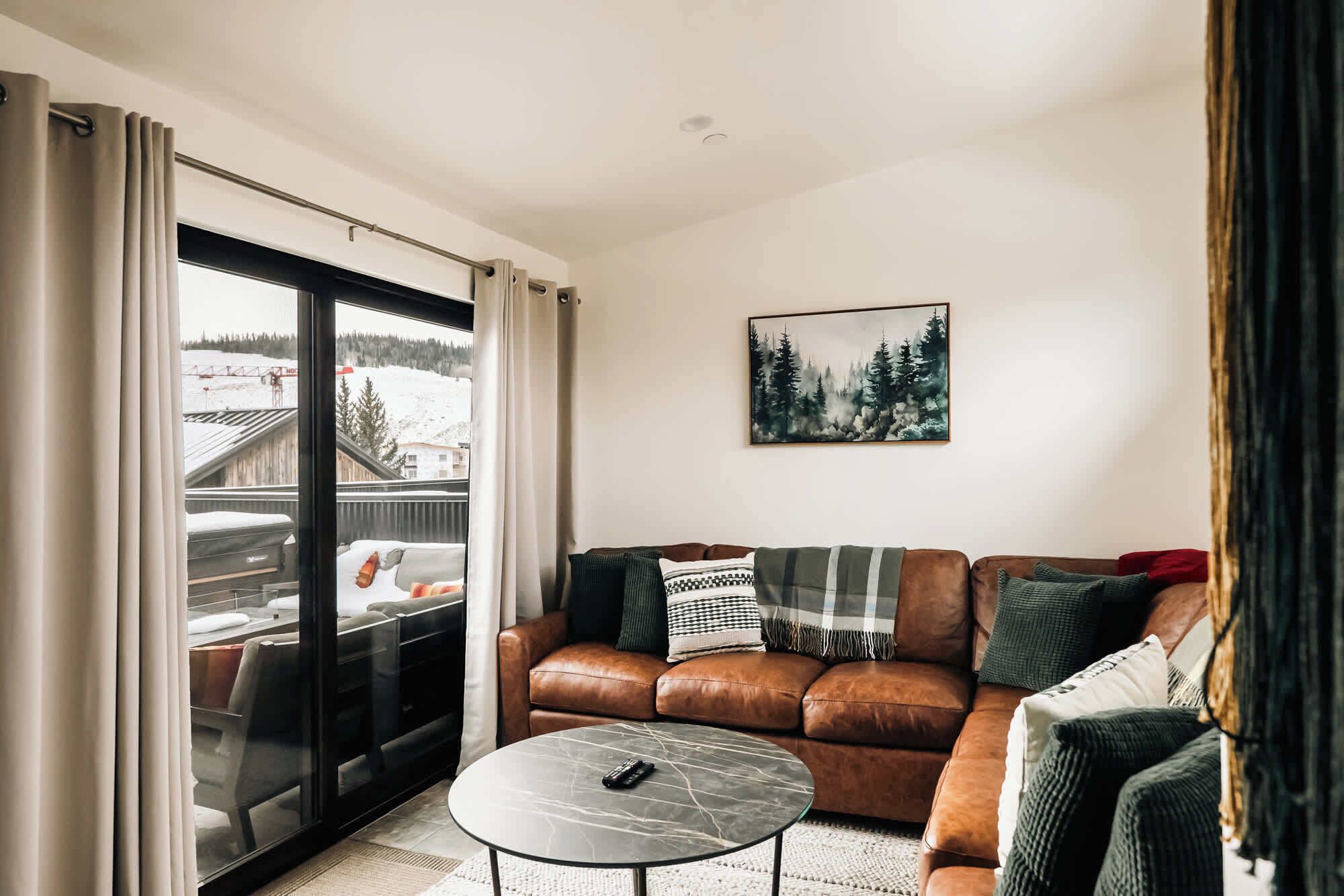 Smart TV, chimenea y oficina 