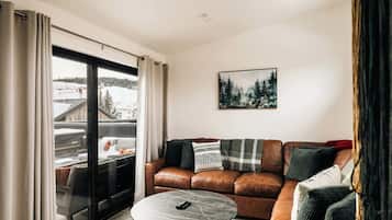 Smart TV, chimenea y oficina