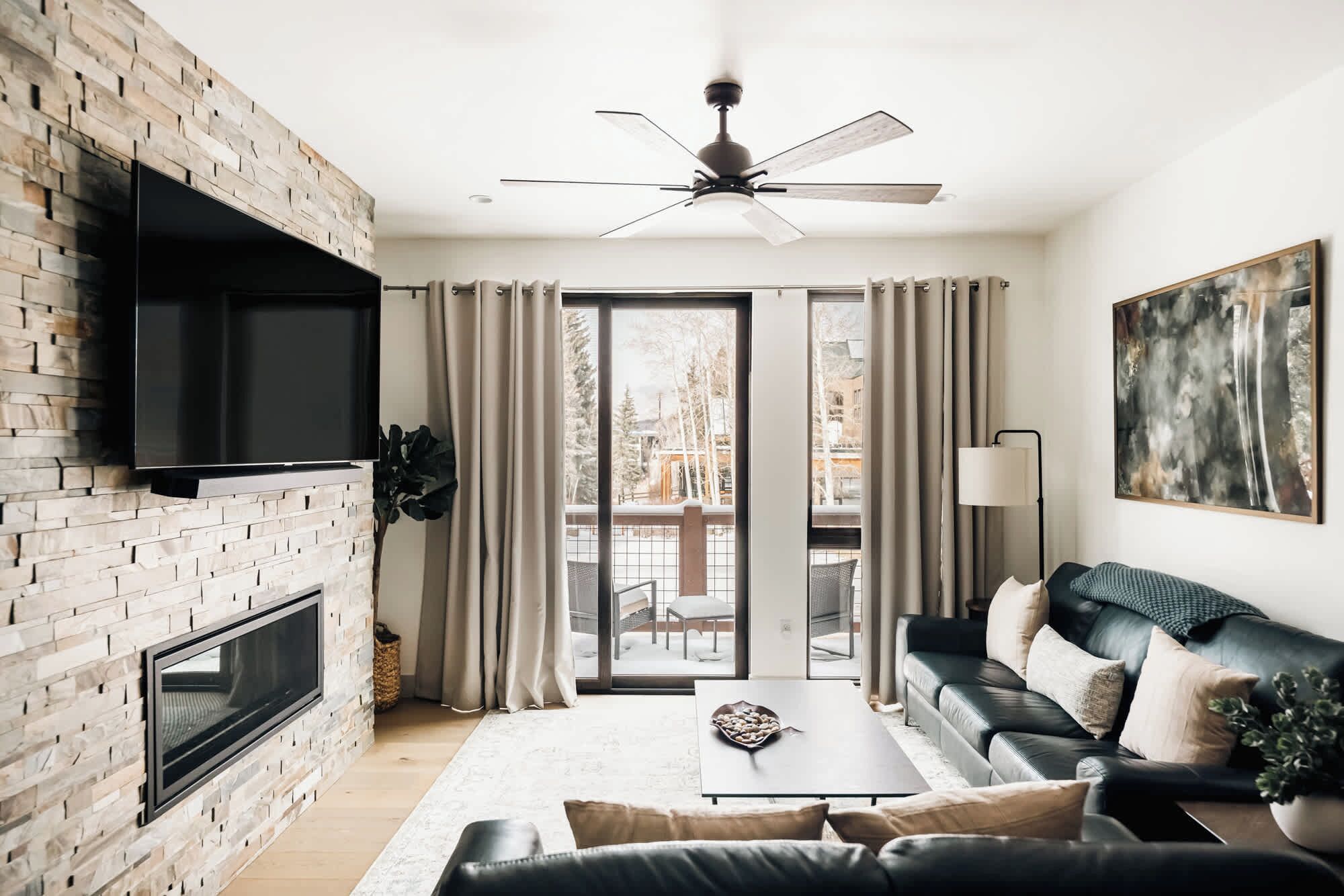 Smart TV, chimenea y oficina 