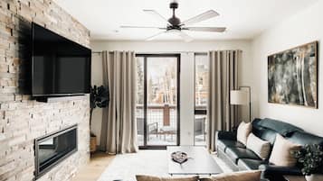 Smart TV, chimenea y oficina