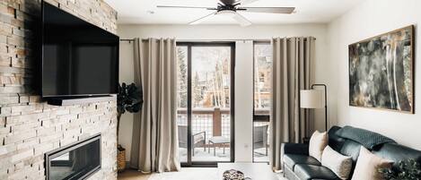 Smart TV, chimenea y oficina