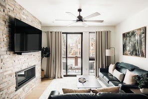 智能電視、壁爐、 辦公室