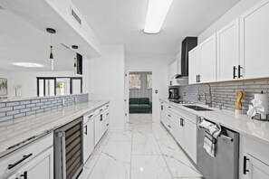 Fridge, microwave, oven, stovetop - The Bradenton Estate: Pool, Pickleball, Mini-Golf & Jacuzzi (Bradenton)