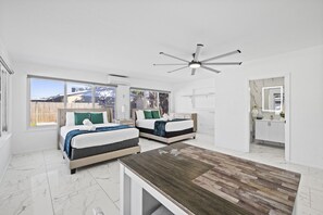 4 bedrooms, desk, iron/ironing board, free WiFi - The Bradenton Estate: Pool, Pickleball, Mini-Golf & Jacuzzi (Bradenton)
