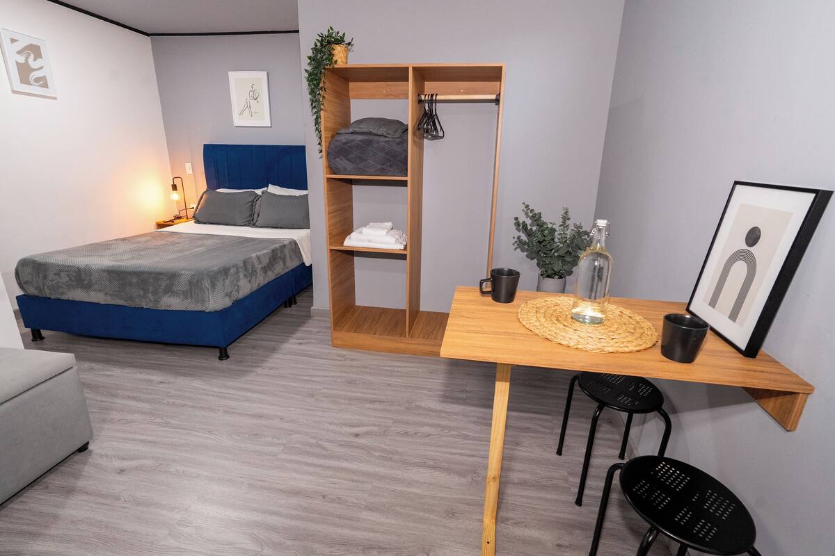 Une chambre à coucher avec un lit, un bureau et une chaise.
