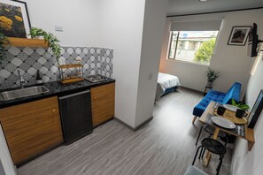 Mini-fridge, stovetop, cookware/dishes/utensils, dining tables - Ktaleya Apartaestudios Boutique (Bogotá)