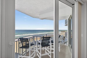 Un balcón con vista a la playa y al océano.