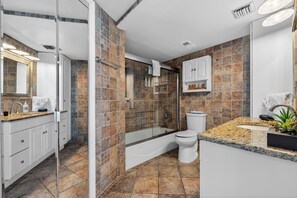 Chuveiro, secador de cabelo, toalhas de banho 