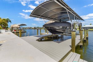 Marina - Riverfront Escape with Pool, Tiki Hut & Gulf Access Fun - Villa Kai Malie - Roelens (Cape Coral)