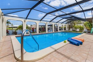 A heated pool - Riverfront Escape with Pool, Tiki Hut & Gulf Access Fun - Villa Kai Malie - Roelens (Cape Coral)