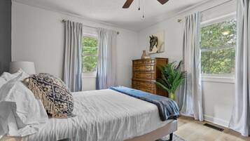 Een strijkplank/strijkijzer, wifi, beddengoed