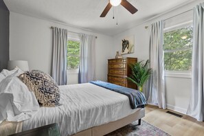 Een strijkplank/strijkijzer, wifi, beddengoed