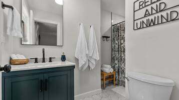 Een haardroger, handdoeken, zeep, toiletpapier