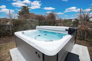 Outdoor spa tub - Spacious 4-bedroom Ranch Cape May Oasis Master Spa Hot Tub (Cape may)