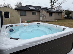 Outdoor spa tub - Spacious 4-bedroom Ranch Cape May Oasis Master Spa Hot Tub (Cape may)