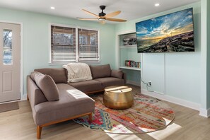 Living area - Spacious 4-bedroom Ranch Cape May Oasis Master Spa Hot Tub (Cape may)