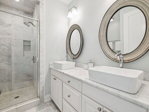 Douche, sèche-cheveux, serviettes fournies