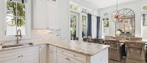 KĂŒhlschrank, Mikrowelle, Ofen, Herdplatte