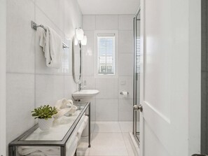 Shower, towels - Two Story Carriage House, 2 Bedroom on the Edge of Rosemary Tennis Courts (Rosemary Beach)