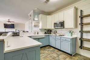 Fridge, microwave, oven, stovetop - Fire Pit • BBQ Patio • Kids Playground • Sleeps 12 (Memphis)