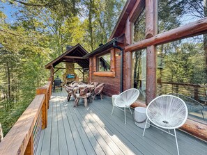 Outdoor dining - Four Seasons Mountain Escape - Riverfront | Pet Friendly | Hot Tub (Blue Ridge)