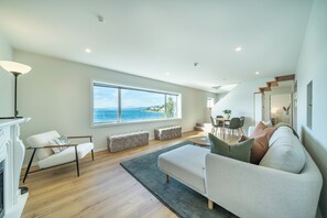 Living area - Oriental Bay Waterfront- Entire 2 Level apartment (Wellington)