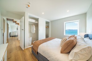 Iron/ironing board, WiFi, bed sheets - Oriental Bay Waterfront- Entire 2 Level apartment (Wellington)