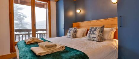 3 Schlafzimmer, Schreibtisch, Bügeleisen/Bügelbrett, Reisekinderbett