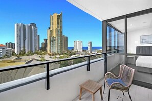 Property grounds - Modern 2BR Walking Distance to Beach with Parking (Surfers Paradise)