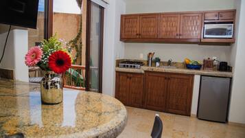 Réfrigérateur, micro-ondes, cafetiÚre/bouilloire, grille-pain