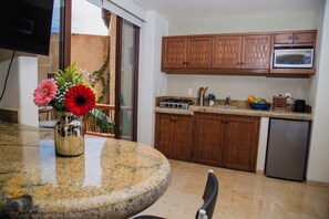 Réfrigérateur, micro-ondes, cafetière/bouilloire, grille-pain