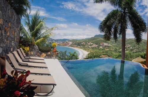 Zihua Vista Bay Studio Hideaway: Balcony, Infinity Pool, Walk to Playa La Ropa
