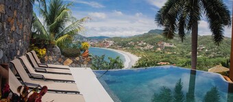 Zihua Vista Bay Studio Hideaway: Balcony, Infinity Pool, Walk to Playa La Ropa