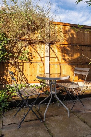 Outdoor dining - Modern 2BD Victorian Home Near Town Centre (Leighton Buzzard)