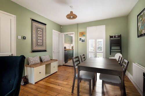 Modern 2BD Victorian Home Near Town Centre