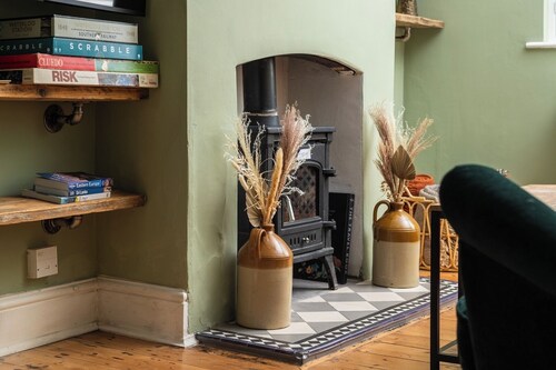 Modern 2BD Victorian Home Near Town Centre