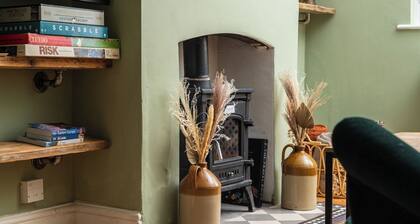 Modern 2BD Victorian Home Near Town Centre