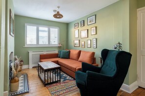 TV - Modern 2BD Victorian Home Near Town Centre (Leighton Buzzard)