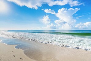 On the beach - Phoenix East 401 | Beachfront 3BR Condo (Orange Beach)