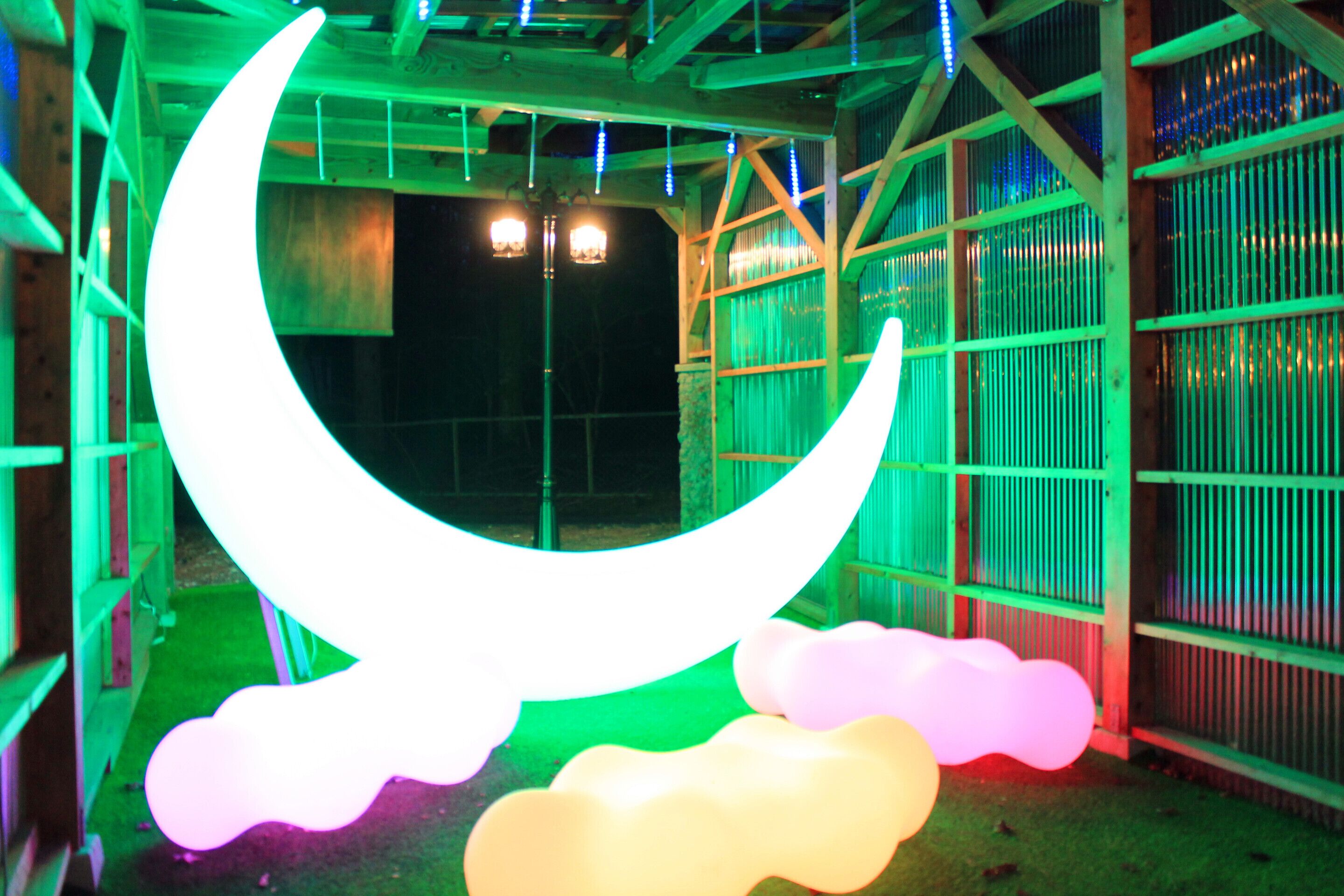 施設の正面 (日没後)