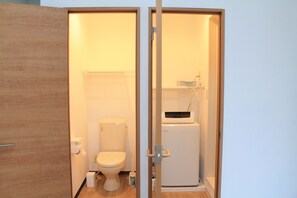 Combined shower/tub, towels, shampoo, toilet paper - SainoYado Tsukiya (Yamanakako)